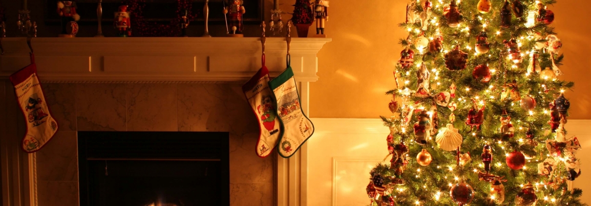 Fireplace-Christmas-tree-safety